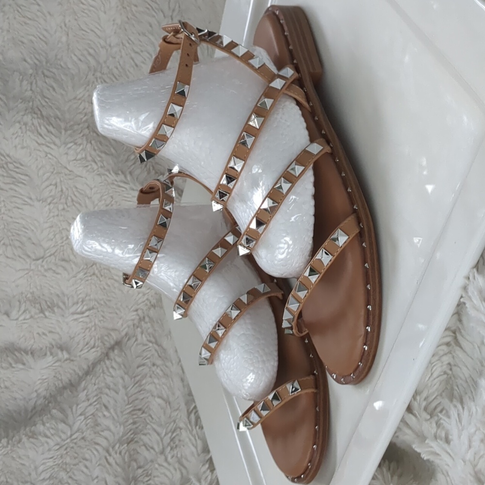 CUSHIONAIRE Silver Studded Tan Sandals Talia SZ 8 Women